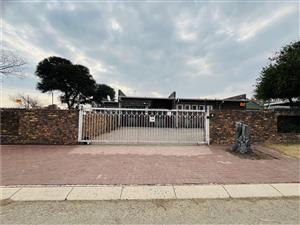 Luxurious Family Haven with Entertainment Bliss, Solar Power & Top Security