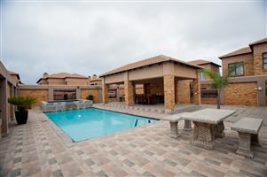 Beautiful Pet Friendly Ground Floor 3-Bedroom Unit in Sought-After Ravenswood Complex!