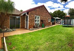 Pragtige 3 slaapkamer huis met 1 slaapkamer woonstel in Ou Doornpoort