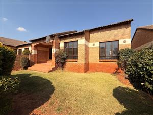 Townhouse For Sale in Mooikloof Ridge