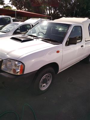 2013 Nissan white bakkie with canopy 