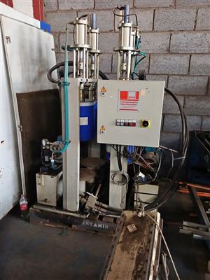 PAINT MIXER AND METERING MACHINE