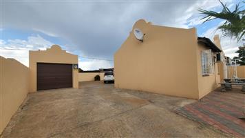 House For Sale in Roodepan
