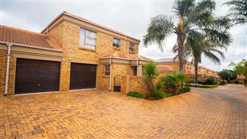 Townhouse For Sale in Willowbrook
