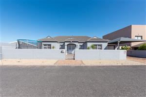 Make yourself at home in the Heart of Langebaan!
