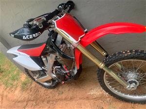 Honda crf 250 r for sale. 2007 max 3 hours. Newly rebuilt with spare rims