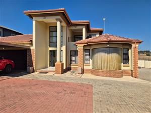 Elegant Double-Storey House in Eagles Crest Estate