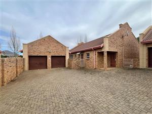 Townhouse For Sale in Langenhovenpark