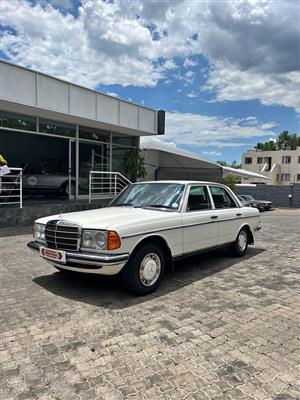 Mercedes Benz 230E, W123. 