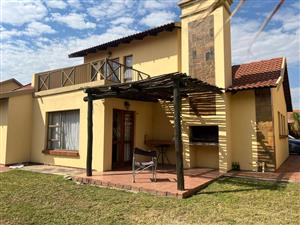 Charming 3-bedroom townhouse to let - perfect for comfortable family living!