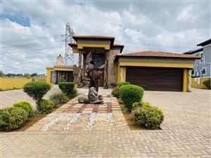 Elegant and Unique 4-Bedroom Simplex with Timeless Roman Décor