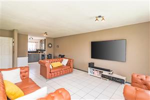 Lovely 2 bedroom townhouse with a small private garden