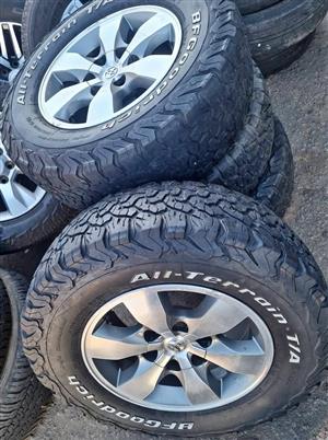 Toyota Hilux srx/Fortunar original alloy mags size 16+tyres Bf Goodrich