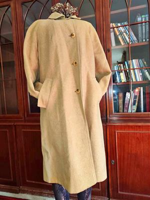Camel hair coat full length. Much warmer and insular than sheep's wool. Pure camel, from England.