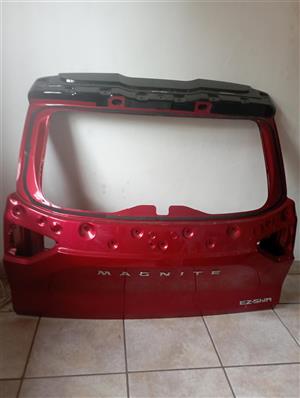 Magnigte Nissan tailgate