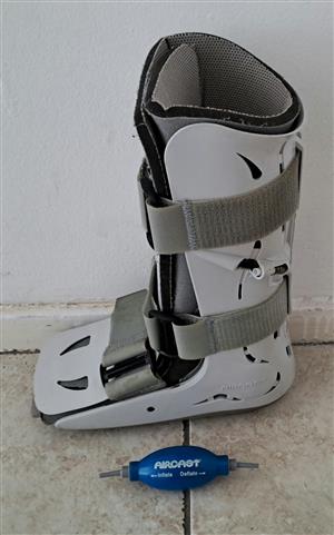 Moonboot Aircast with external pump .Size small. Used for 2 weeks. As good as ne