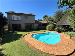 Luxurious 4-Bedroom Haven with Entertainment Spaces and Modern Amenities
