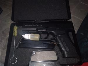 Glock 17 hand gun 
