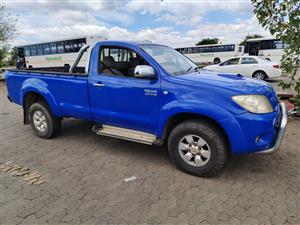 Toyota hilux V6 2ltr engine, automatic. Start to go