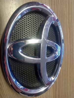 2018 TOYOTA HILUX FRONT EMBLEM