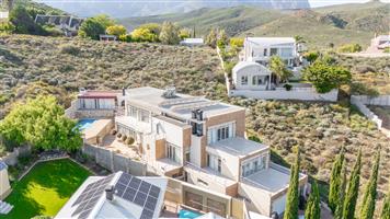 Fit for a King – Luxurious Entertainer’s Dream with Breathtaking Views.