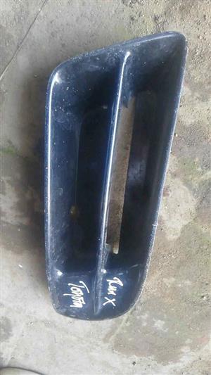 TOYOTA RUNX RIGHT SIDE GRILL FOR SALE  DELIVERY AVAILABLE COUNTRY WIDE 