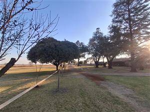 IMMACULATE 8HA HORSE RANCH ON THE OUTSKIRTS OF FALCON RIDGE WITH 4 WELL KEPT FLATLETS