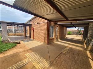 House For Sale in Roodepan