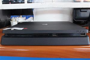 SONY PS4 1TB W/ONE CONTROLLER, POWER CABLE AND A GAME-MINECRAFT (S067137A)