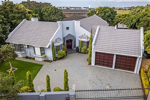 PERFECT FAMILY RETREAT! JUST MOVE IN!