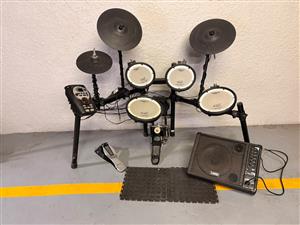 ROLAND ELECTRONIC DRUM KIT + LANEY AMP 