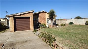 Charming 3 bedroom freestanding home in Algoa Park, Gqeberha. Perfect for family living and comfort!