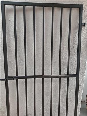 Heavy duty safety gate