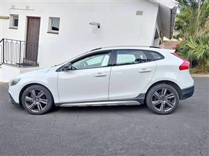 2013 VOLVO V40 D3 2.0D CROSS-COUNTRY INSCRIPTION Diesel Automatic