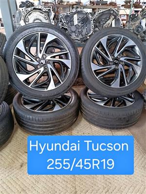 HYUNDAI TUCSON 255/45R19 COMPLETE RIMS AND TYRES SET FOR SALE!!
