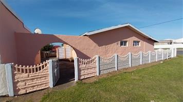 Charming and Spacious Family Home  with 4 flats in Greenfields