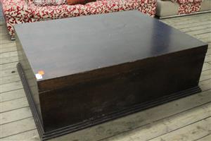 BROWN WOODEN COFFEE TABLE(S066123A)