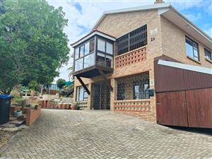 Spacious Facebrick Home with Lagoon Views – Just 300m from the Beach