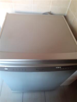 RUSSELL HOBBS SILVER DISHWASHER (ALMOST NEW)