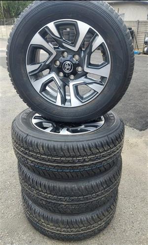 Toyota Fortuner/Prado/Hilux 18'' OEM mags with brand new 265/60/18 Dunlop Grandt