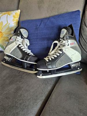 CCM PRO 3 LITE Ice skates for sale. Size    8 1/2