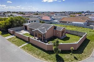 PERFECT FAMILY HOME!!! LOW MAINTENANCE