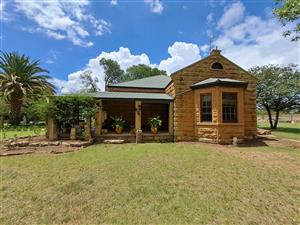 Spacious Family Home with Expansive Yard – Perfect for Future Development!