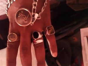 4silver rings an silver chain with pendant