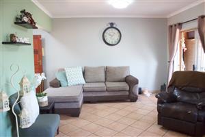 Modern upstairs 3 bedroom Townhouse in Glen Marais