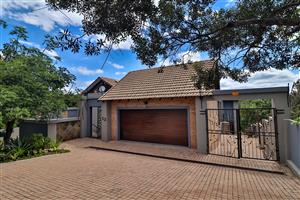 6 BEDROOM, 4.5 BATH, DUAL OPEN PLAN KITCHEN/LIVING AREA HOME / FLATLET