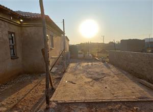 3 bedroom house with 2 backrooms for sale, Moshate Gardens stand 20x20