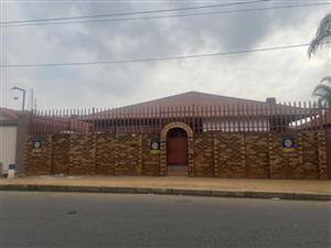 3-Beroom house with a large Fitted Kitchen and a monthly income R 11 500.00 in a well-sought area o