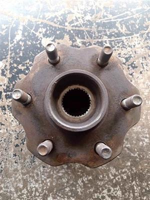 Nissan Pathfinder 2005 4.0 v6 left rear hub