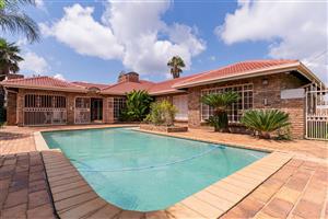 Beautiful Family Home in Sought-After Bartlett